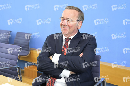 Bundespressekonferenz Neuer Wehrdienst in Berlin